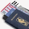 Balenciaga pentru bărbați | Suport pentru telefon „Passport” din colaborarea cu NBA, în culoarea albastră