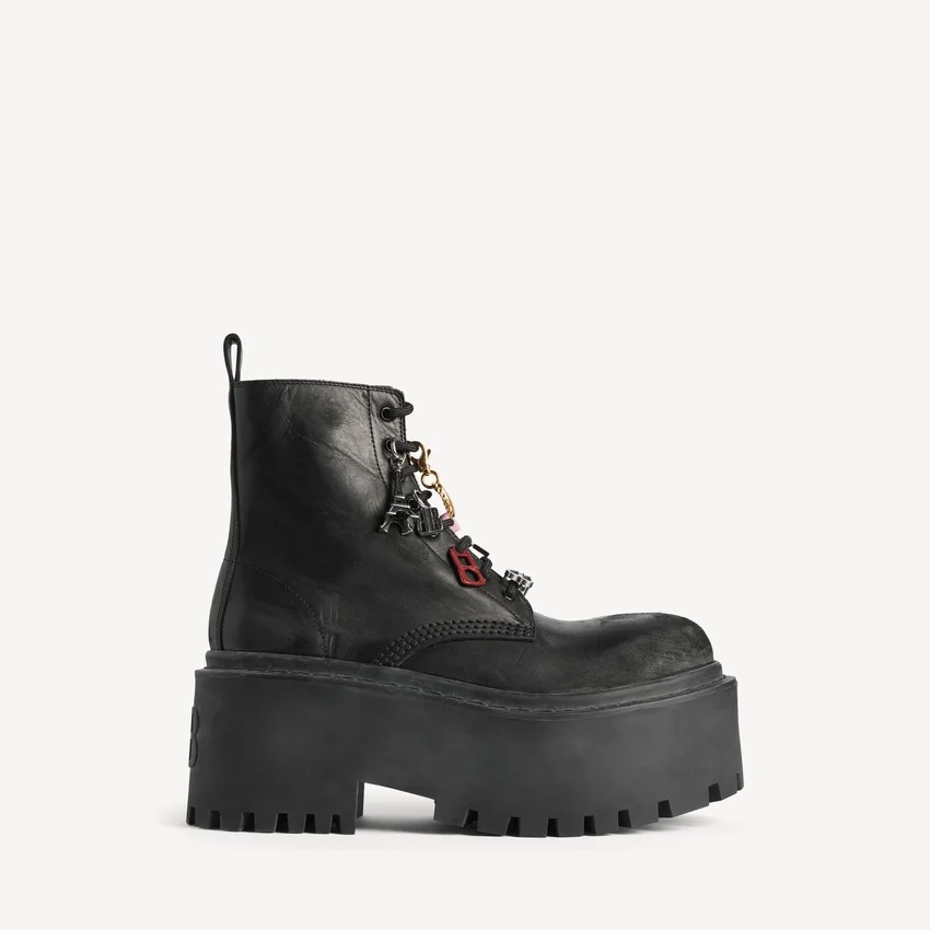 Botine cu platformă pentru femei, model „Strike”, cu accesorii decorative, în negru/multicolor