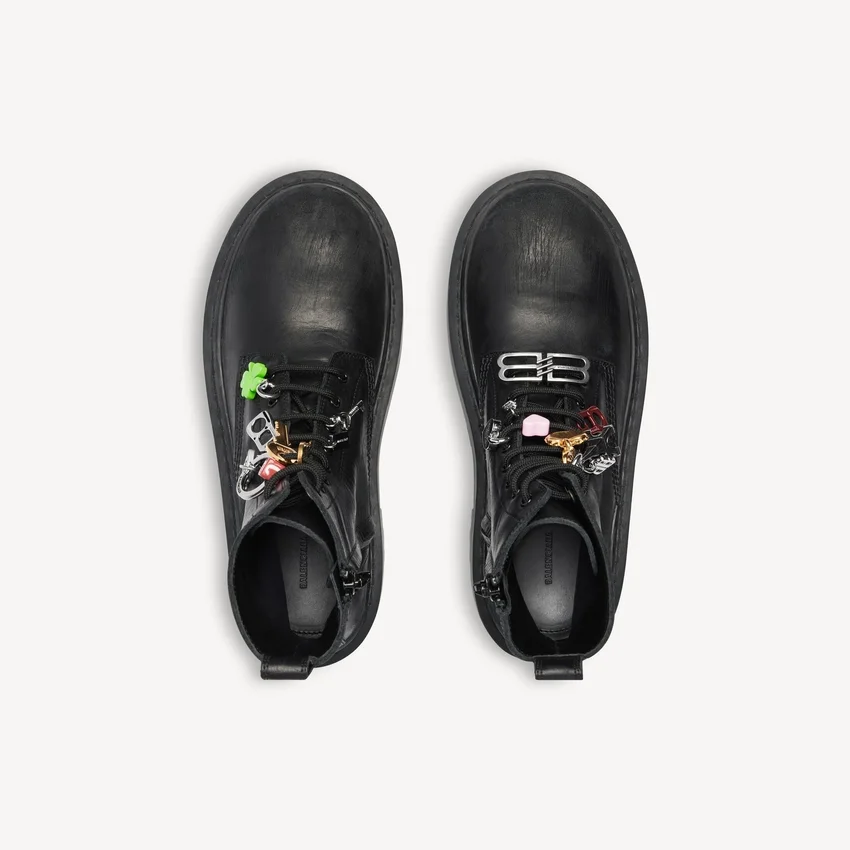 Botine cu platformă pentru femei, model „Strike”, cu accesorii decorative, în negru/multicolor