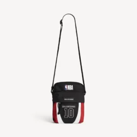 Geantă de umăr pentru bărbați Balenciaga | colaborare cu NBA, model Explorer, în negru/alb/roșu vermillon