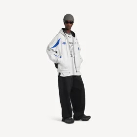 Hanorace cu glugă și fermoar oversized pentru bărbați Balenciaga | colaborare NBA, în alb/multicolor Hanorace cu glugă și fermoar oversized pentru bărbați Balenciaga | colaborare NBA, în alb/multicolor