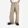 Pantaloni chino pentru bărbați, de culoare bej