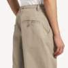 Pantaloni chino pentru bărbați, de culoare bej