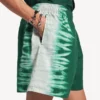 Pantaloni scurți pentru bărbați cu croială lejeră, cu imprimeu „extreme tie dye”, în verde/alb