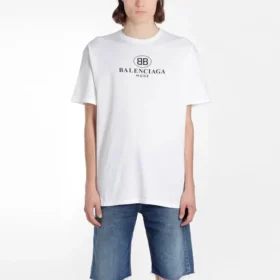 Tricou alb cu guler rotund și mâneci scurte pentru bărbați, cu imprimeu cu logo Balenciaga 556150TYK239000 Tricou alb cu guler rotund și mâneci scurte pentru bărbați, cu imprimeu cu logo Balenciaga 556150TYK239000