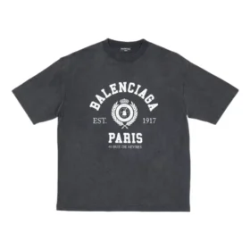 Tricou cu mânecă scurtă și logo Varsity „Washed Black” 612966TMV981000 Tricou cu mânecă scurtă și logo Varsity „Washed Black” 612966TMV981000
