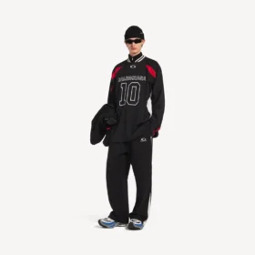 Tricou cu mâneci lungi pentru bărbați Balenciaga | colaborare NBA, croială oversized, în negru/multicolor Tricou cu mâneci lungi pentru bărbați Balenciaga | colaborare NBA, croială oversized, în negru/multicolor